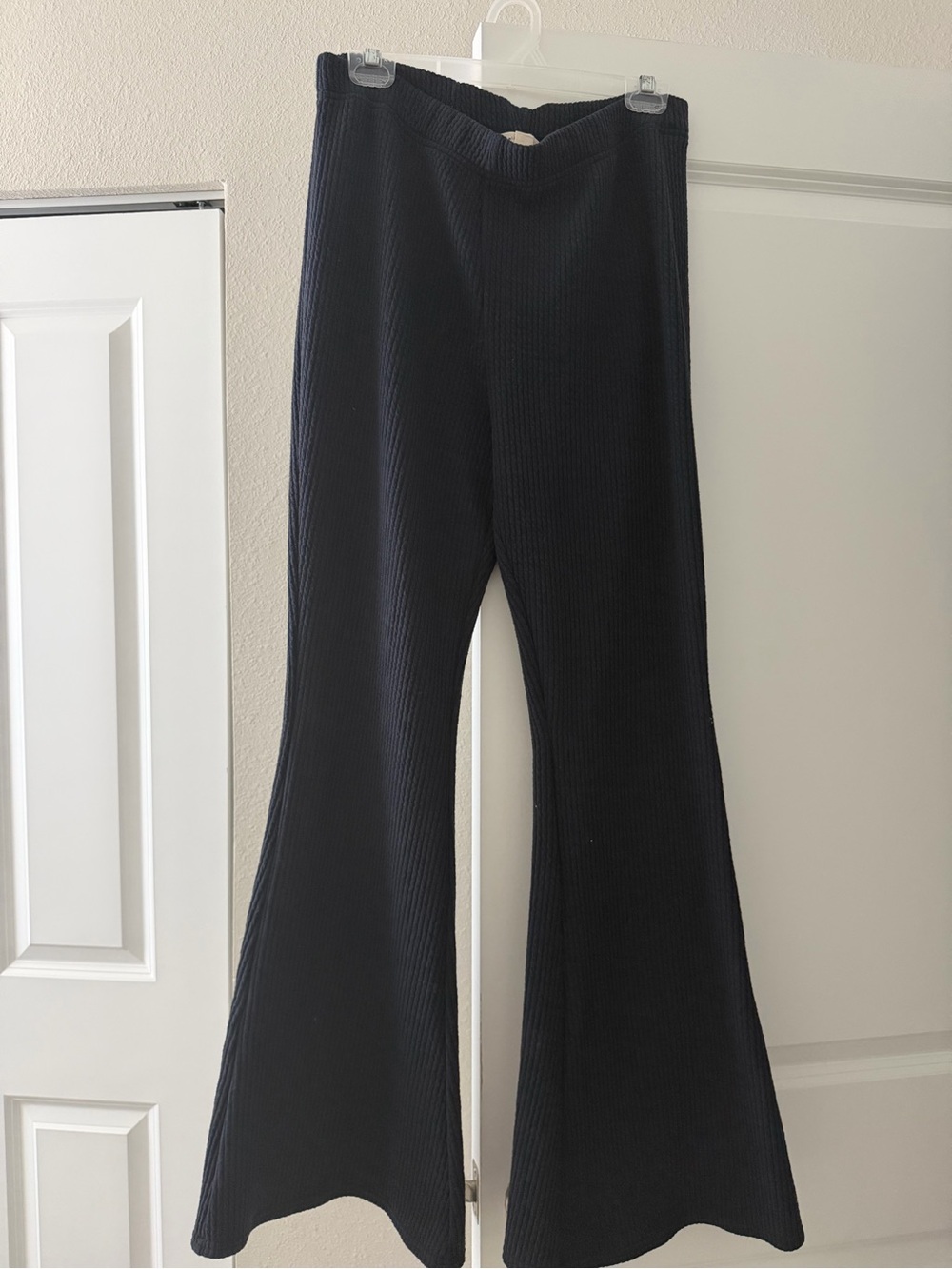 American Eagle Super High-Waisted Ribbed Knit Flare Pants Black - Size L